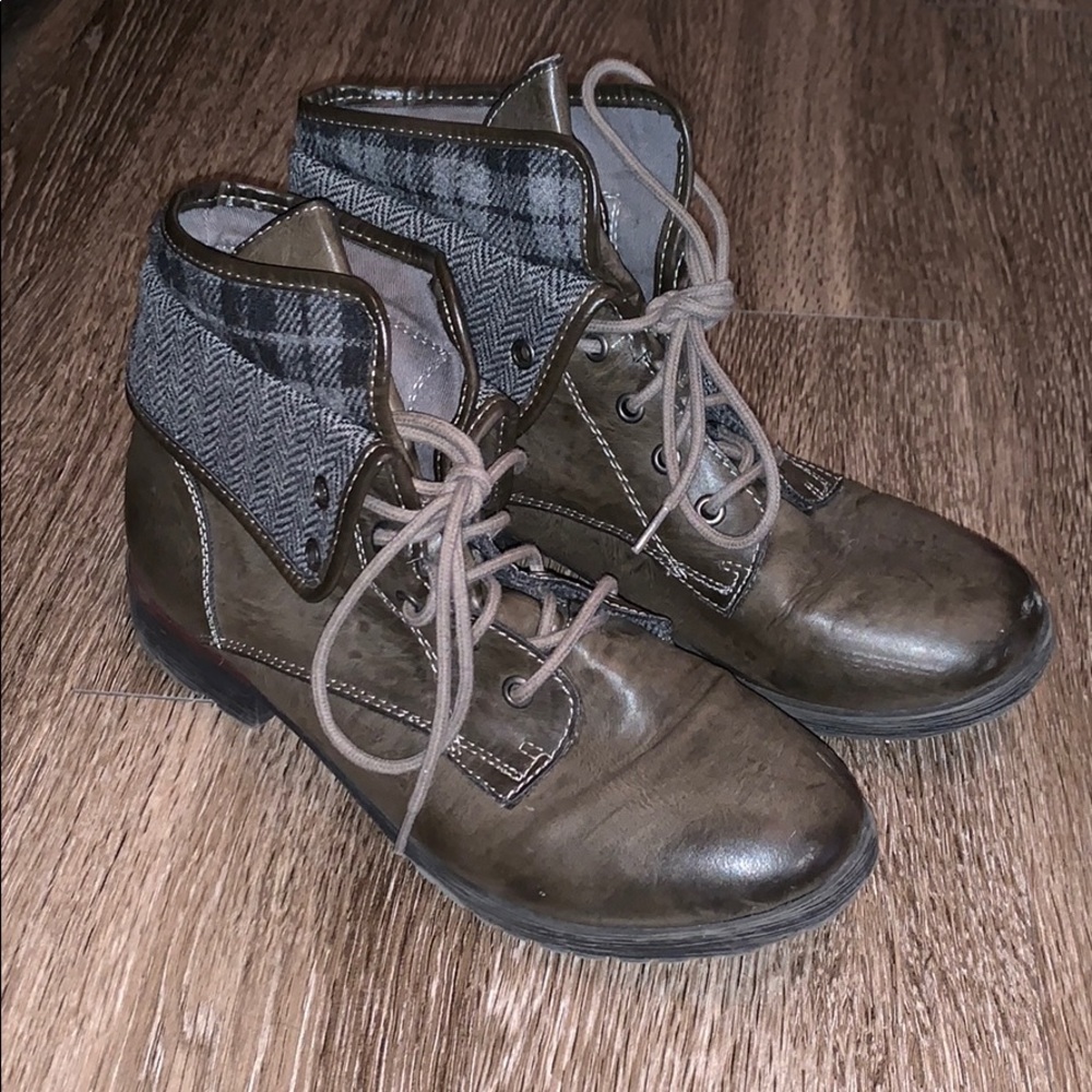Grey boots
